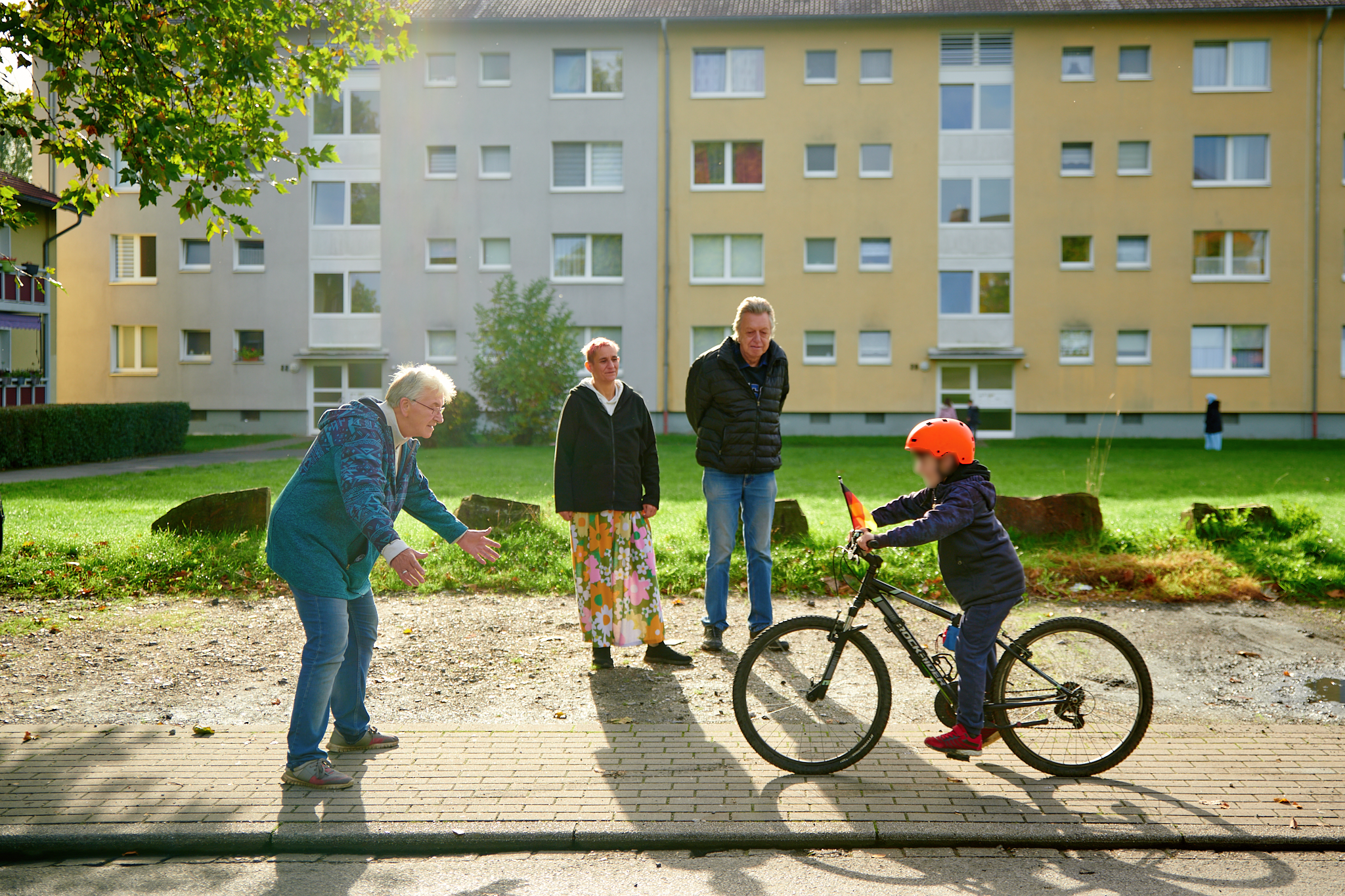 Die Gasteltern und Nadine Noack bringen ihrem Sohn Fahrradfahren bei