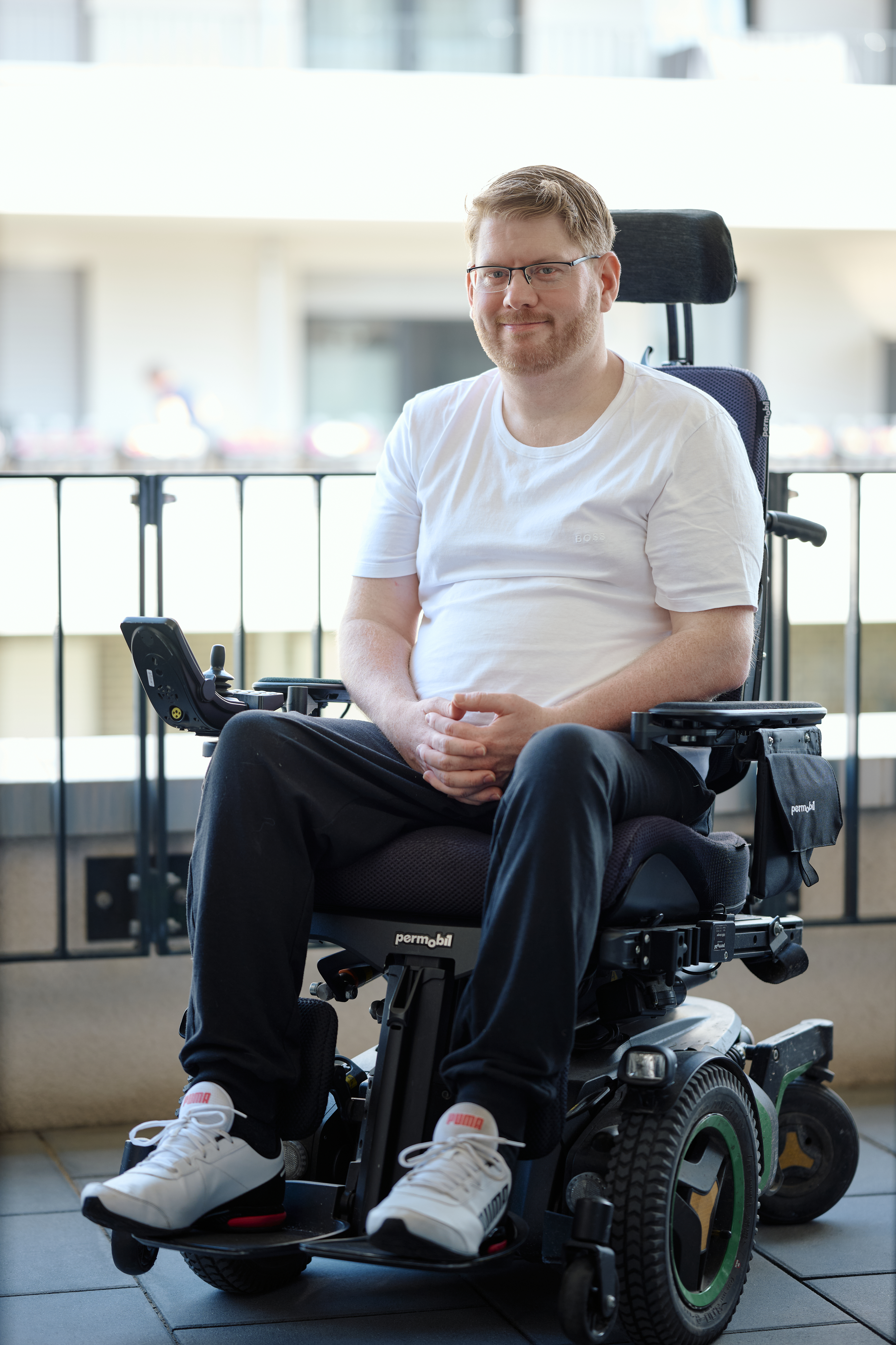 Marcel W. auf dem Balkon