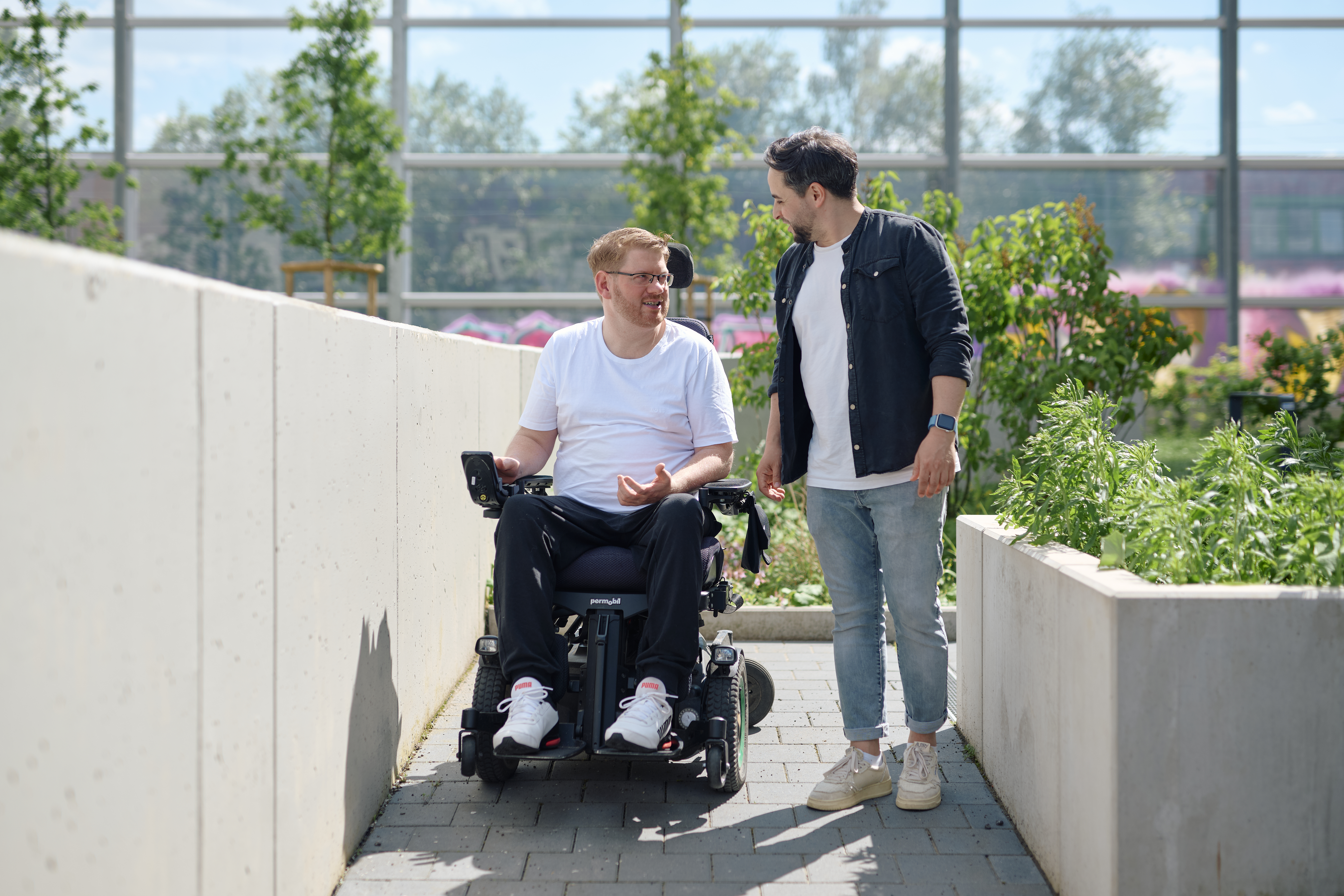 Marcel W. und Faysal Boulakhrif im Innenhof