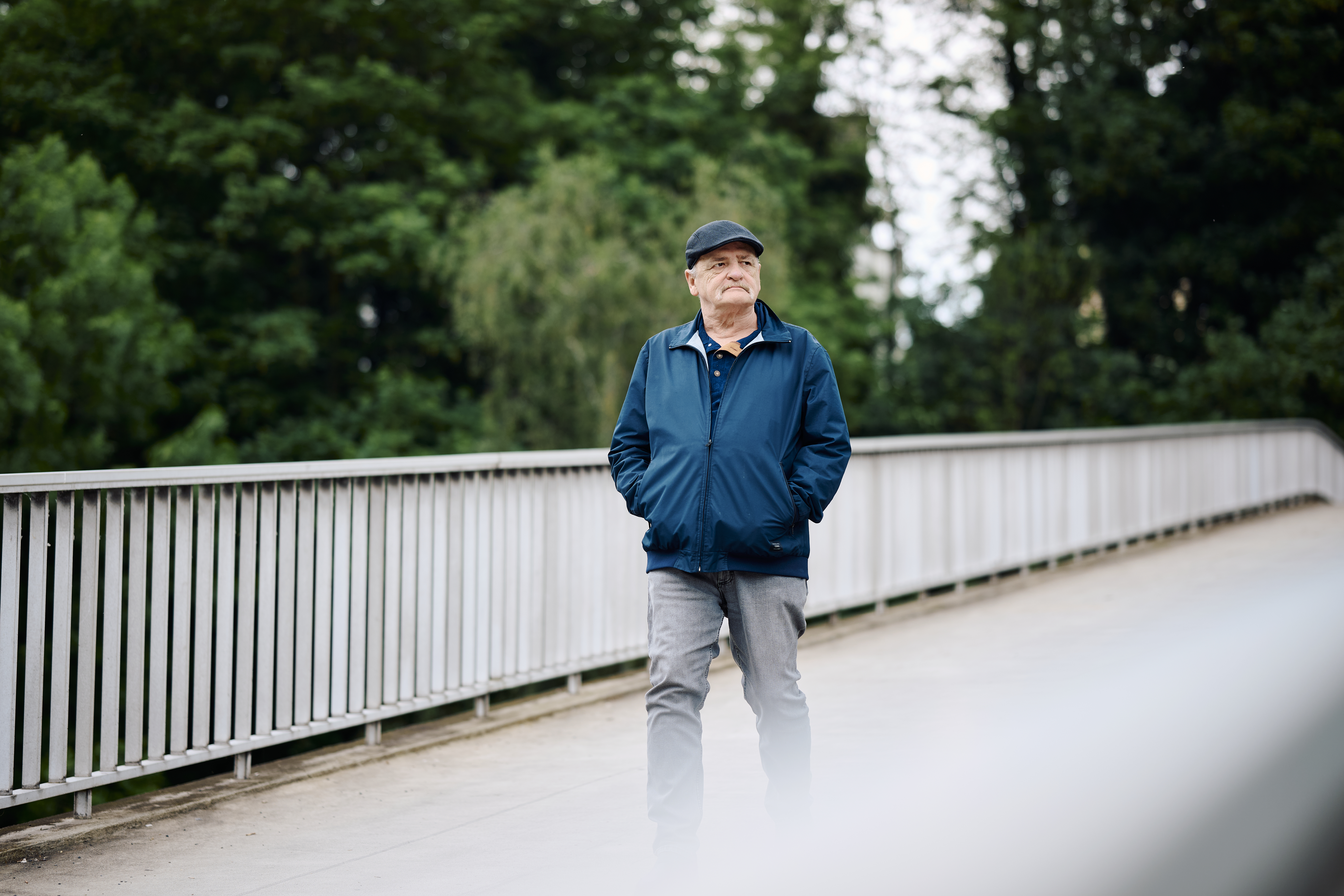 Oliver G. läuft über eine Brücke