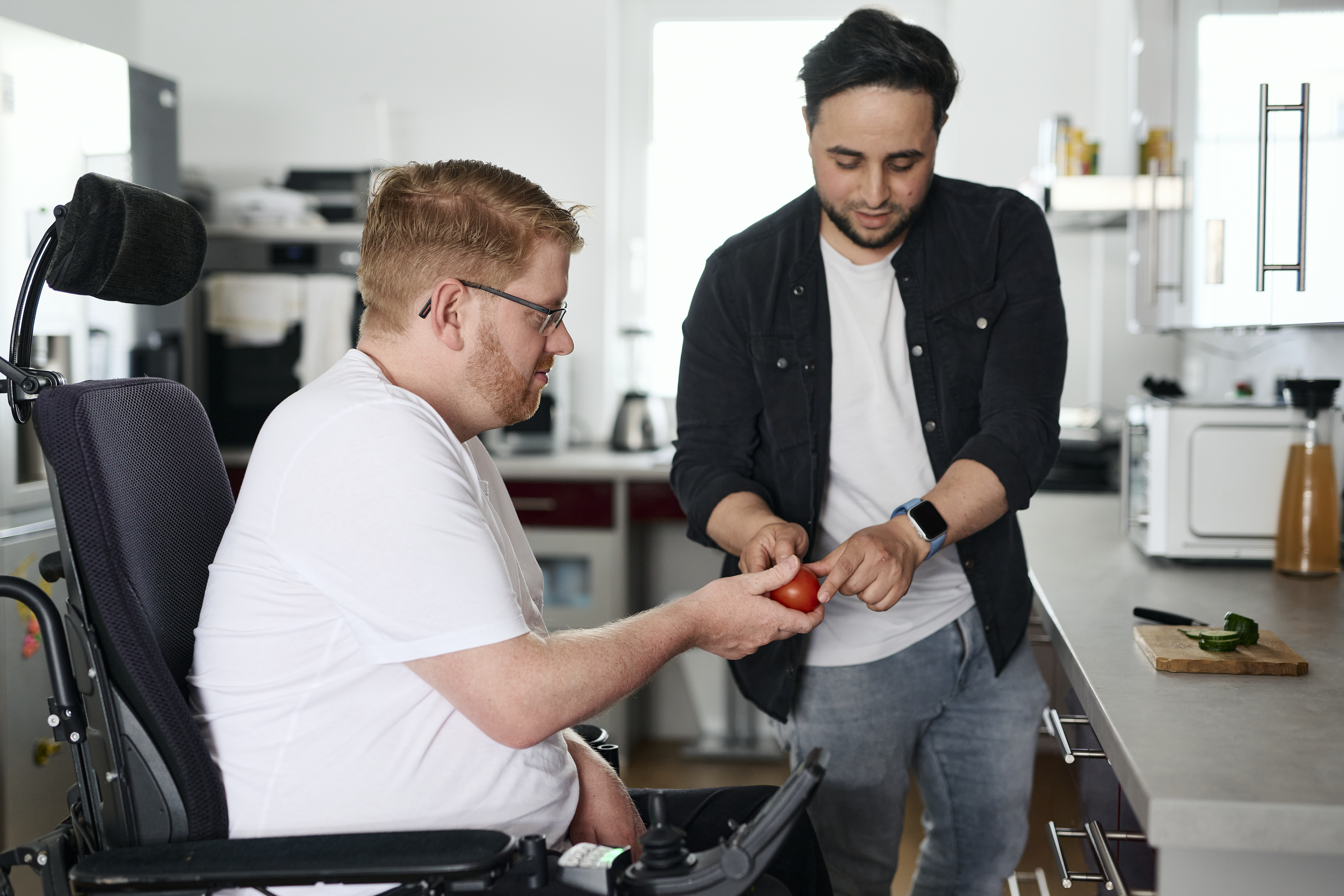 Marcel W. und Faysal Boulakhrif in der Küche