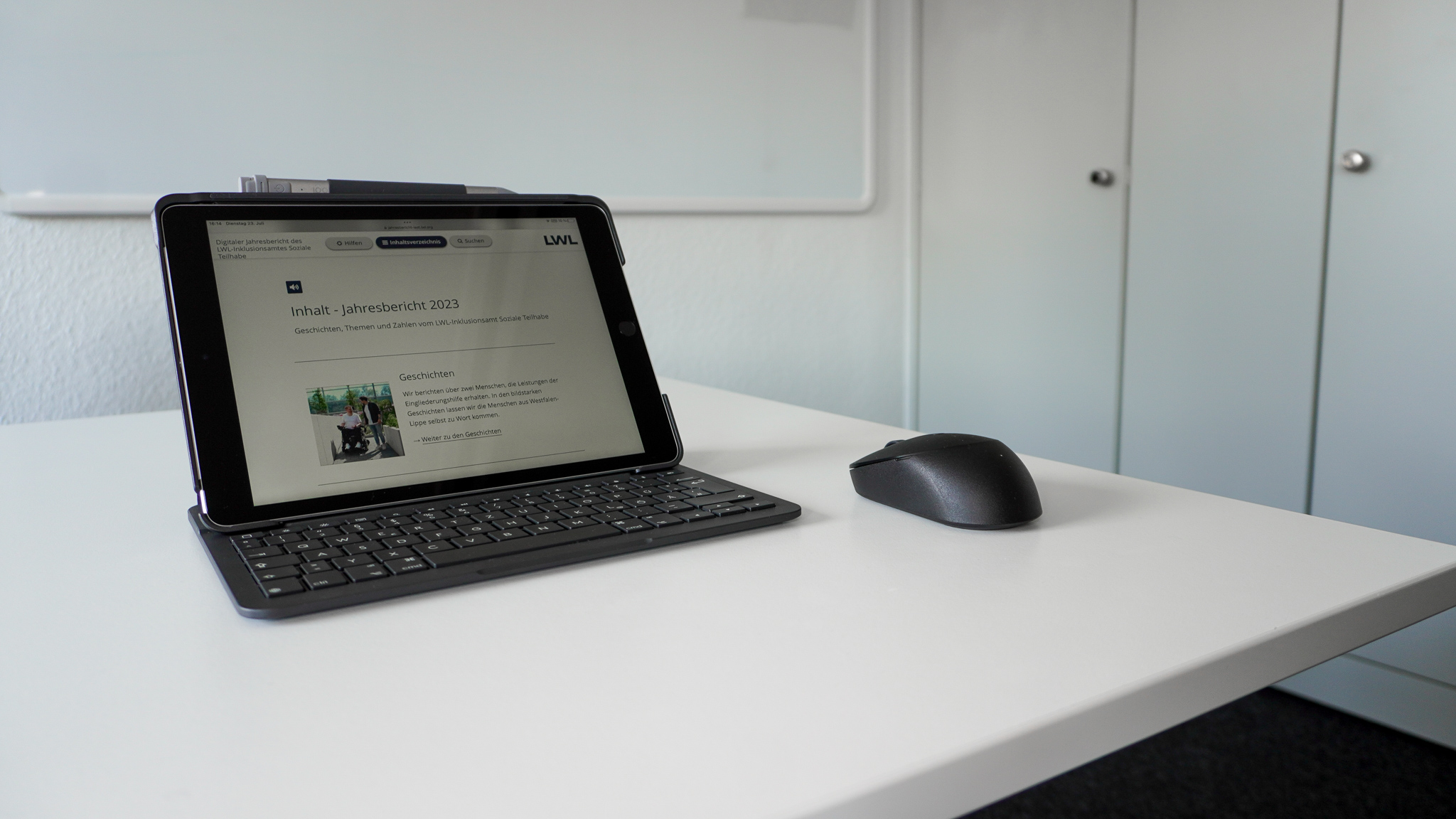 digitaler Jahresbericht auf Tablet geöffnet