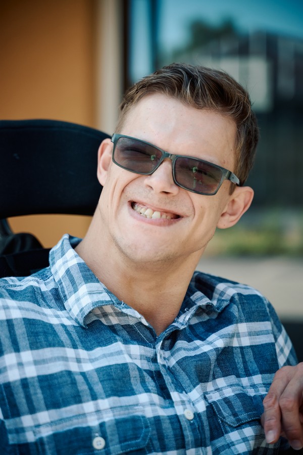 Portrait von Till Martenka lächelnd mit Sonnenbrille