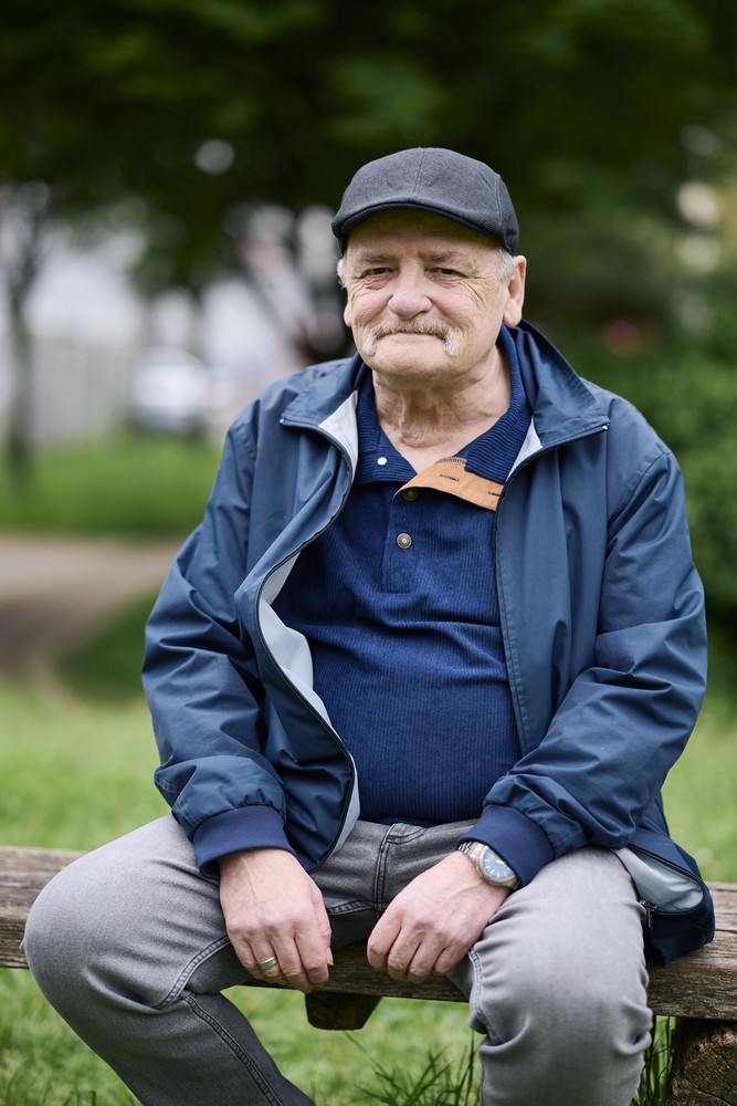 Oliver G. sitzt auf einer Bank