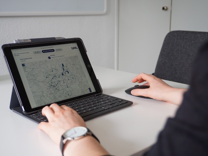Verflechtungsatlas auf Tablet (vergrößerte Bildansicht wird geöffnet)