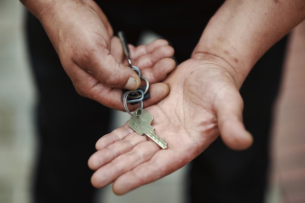 Eine Männerhand präsentiert einen Haustürschlüssel