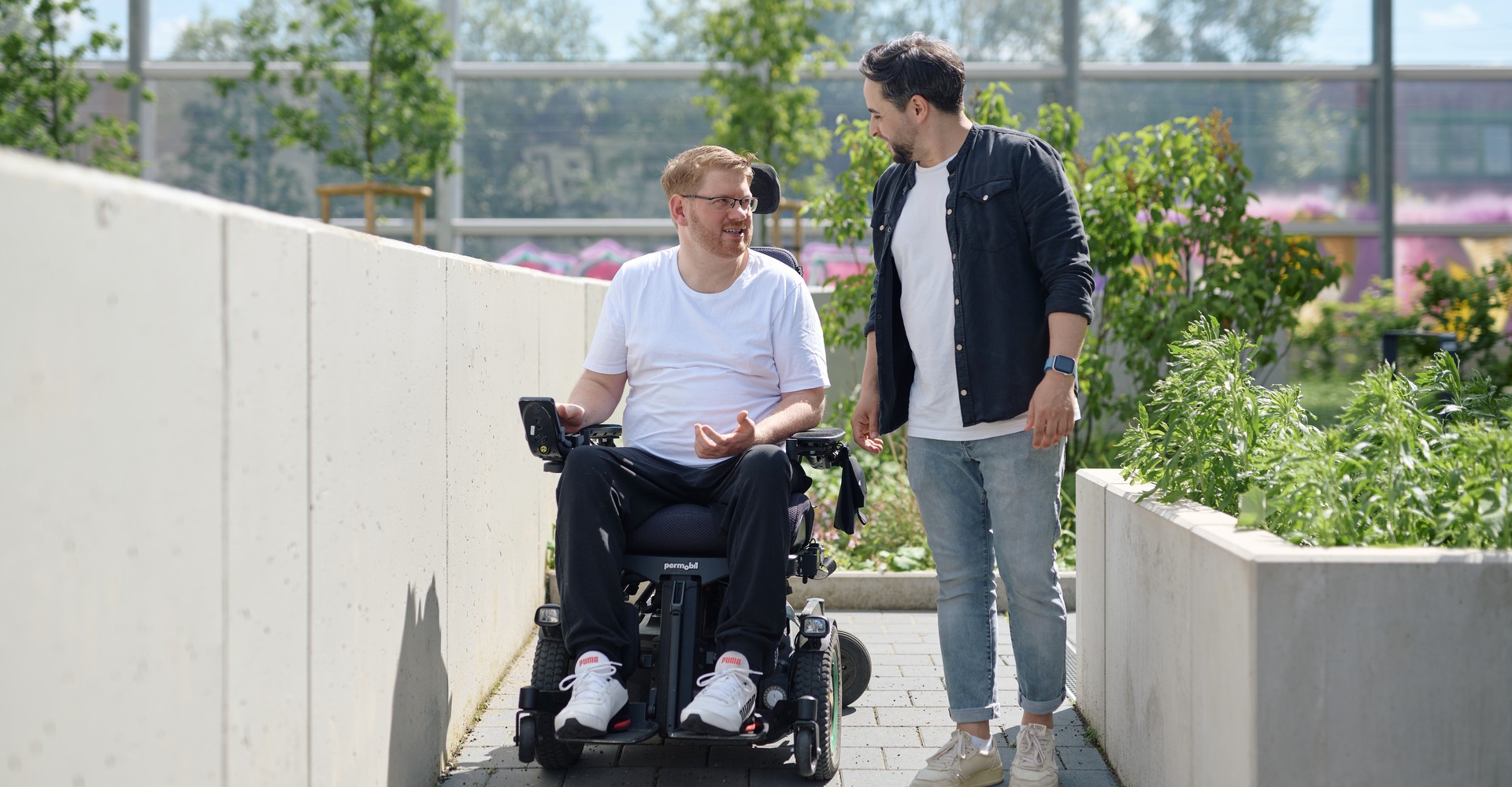 Marcel W. und Faysal Boulakhrif im Innenhof