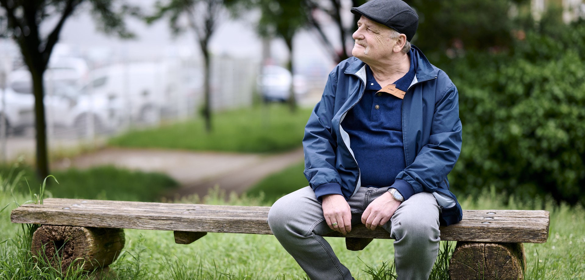 Ein Mann sitzt auf einer Bank