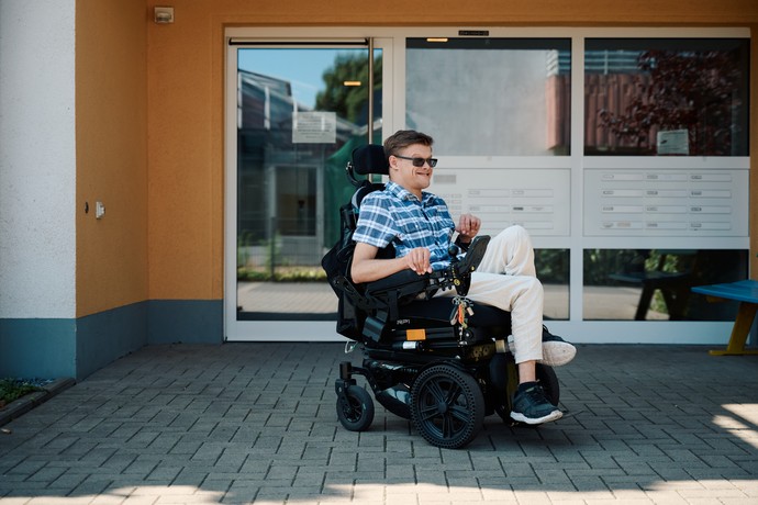 Till Martenka vor seiner Haustür