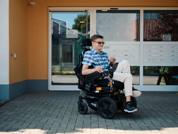 Till Martenka vor seiner Haustür (vergrößerte Bildansicht wird geöffnet)