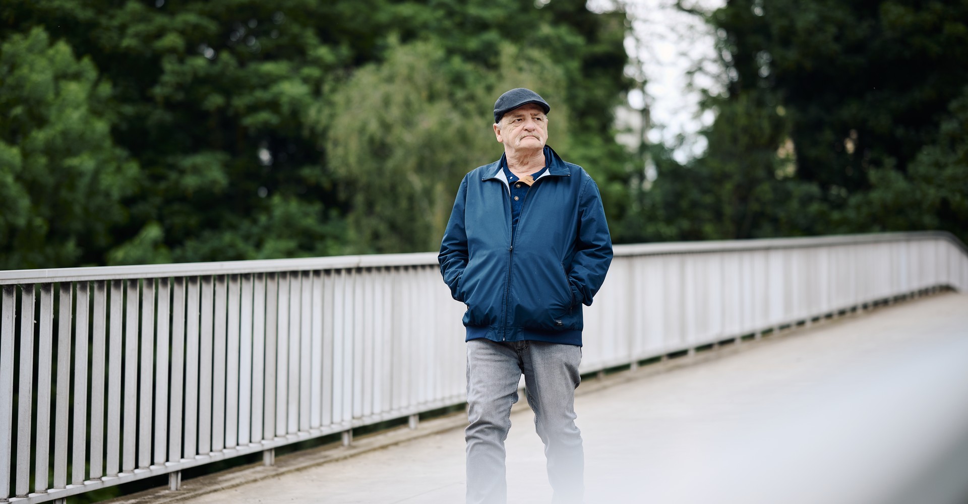 Oliver G. läuft über eine Brücke