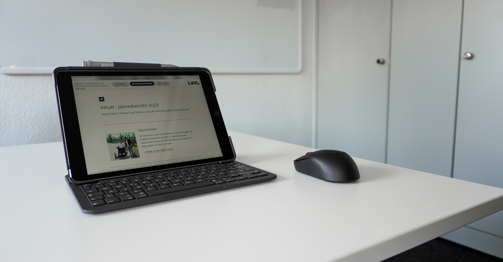 digitaler Jahresbericht auf Tablet geöffnet